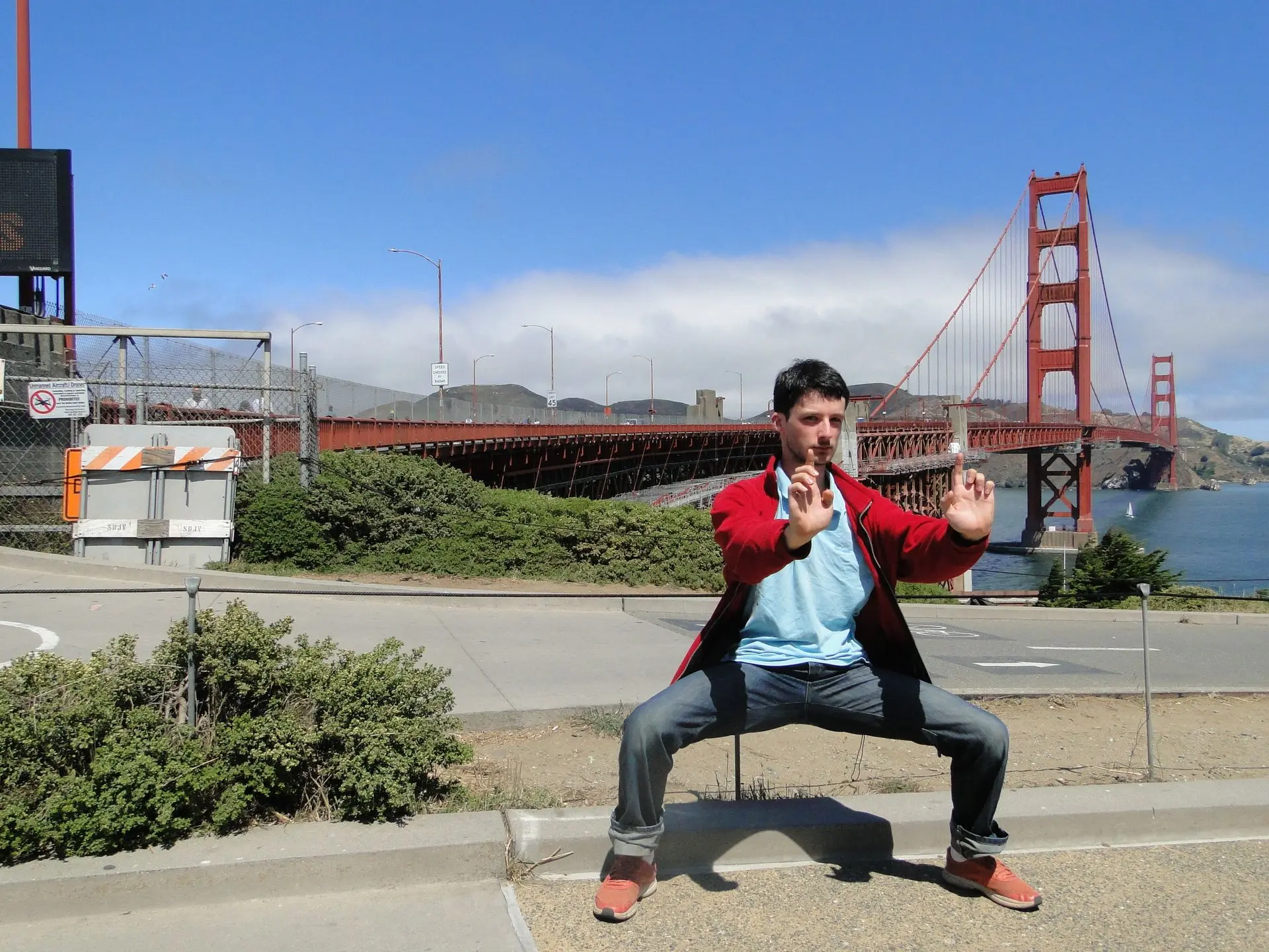 Maoni en cavalier devant le Golden Gate Bridge
